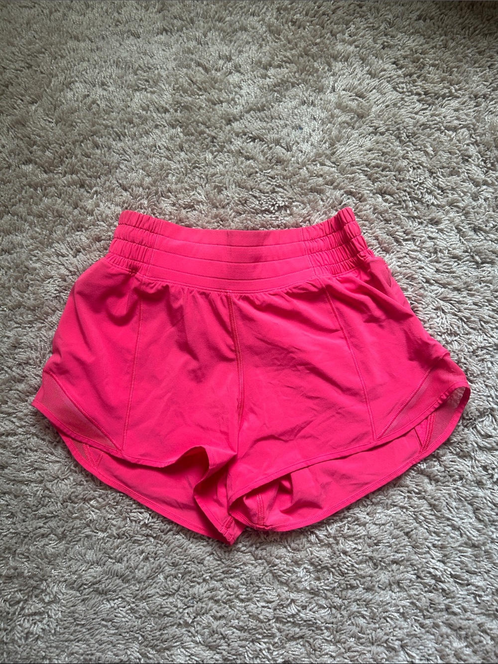Lululemon Hotty Hot HR short 2.5” Lipgloss Size 2